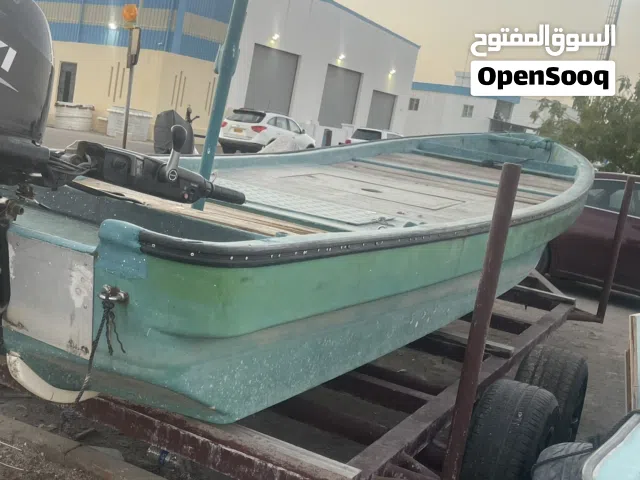 قارب 23 قدم مع الملكية وبدون مكينه