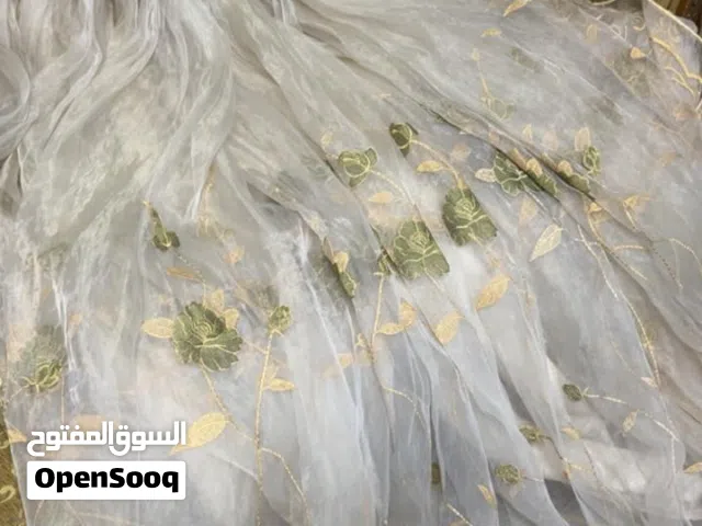 طقم كنب بحاله ممتازه عبارة عن13 مقعد مع بردايه