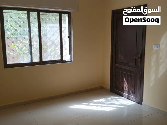 شقة مساحه 65 متر مربع  للايجار الموقع الصوانيه مناسبه للعرسان مع ساحه على باب الدار