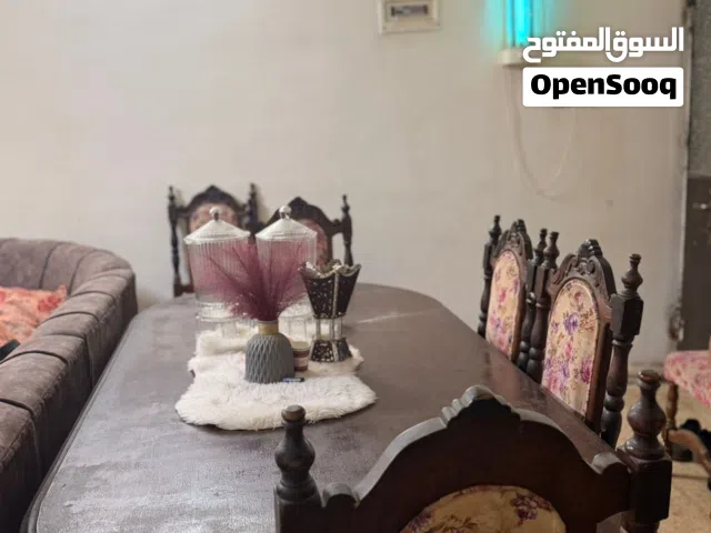 طاوله سفر خشب ثقيل مع 7 كراسي بحالة جيده