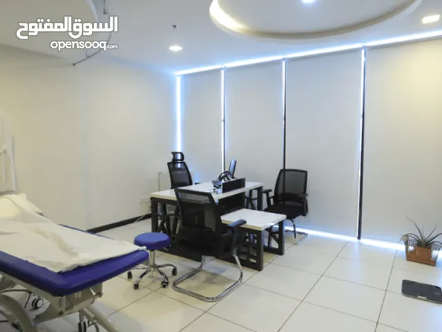 عيادة طبية من ضمن مركز طبي يحتوي على طب عام ومختبر طبي