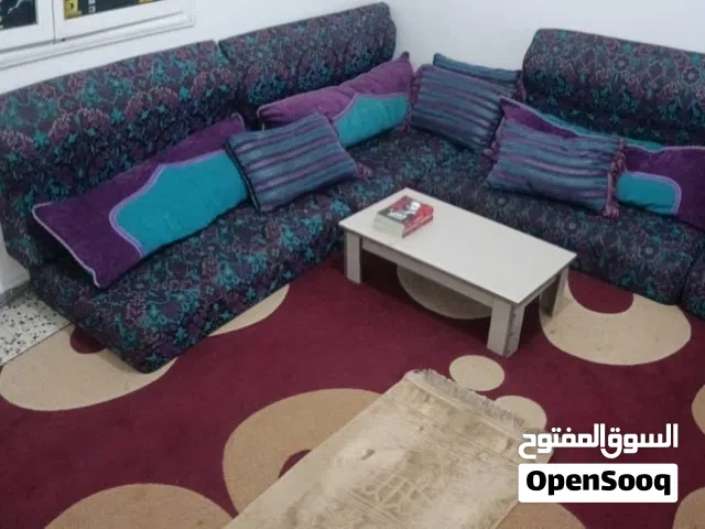 جلسة أرضية مستعملة (الطاولة و البساط هدية)