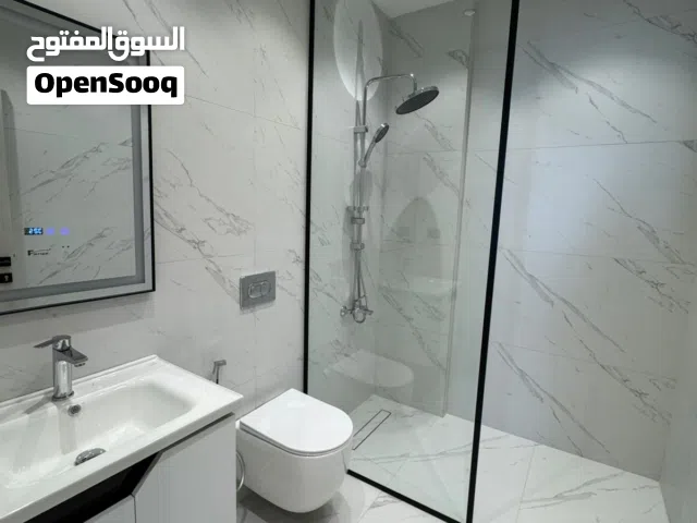 شقه فاخره للبيع في طريق المطار قريه النخيل مساحه 106 متر 2 نوم