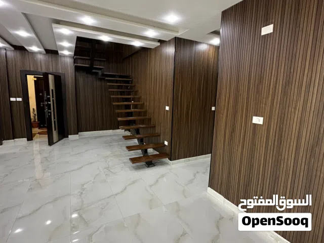 شقة مميزه ثالث مع روف مساحة 200م داخلي و 150 خارجي في الحي الشرقي