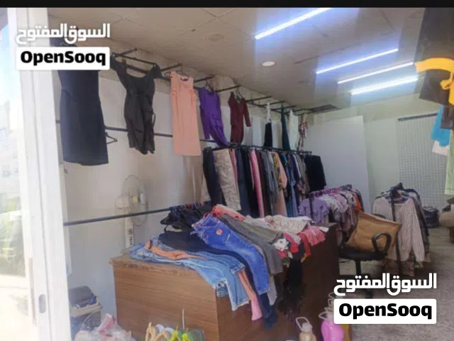 محل تصفيه كامل للبيع مع ماكنه خياطه حبكه وطاوله قص