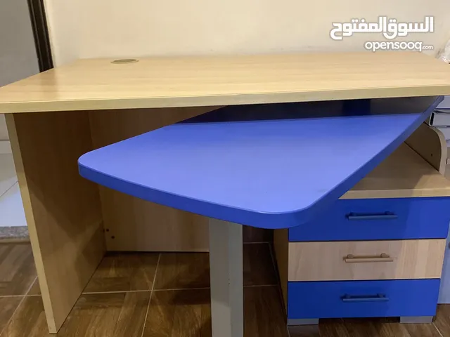 مكتب للبيع للدراسة و للكمبيوتر