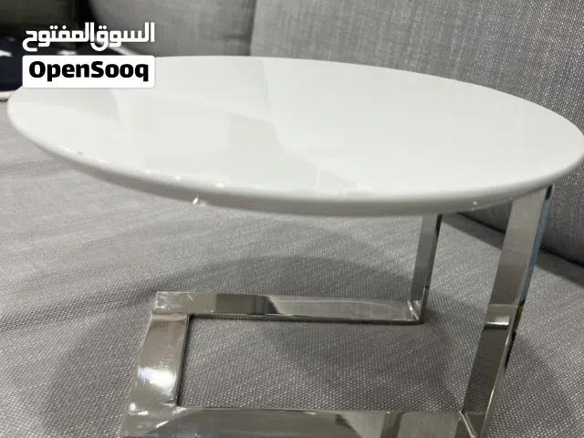 طاوله ارضيه وتستخدم ايضاً للغنفات