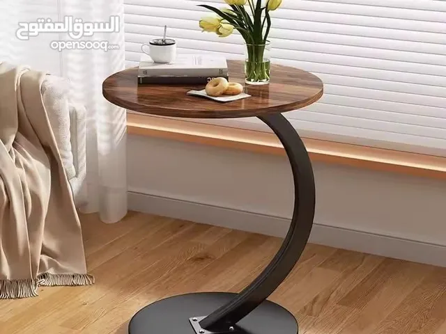 طاولة جانبية مستديرة على شكل حرف C، الحل المثالي لكل مكان!