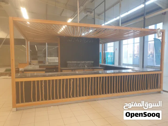 ديكور خشب مع مظلة من الحبال ورخام جرانيت  ودواايب  ارفف داخلية