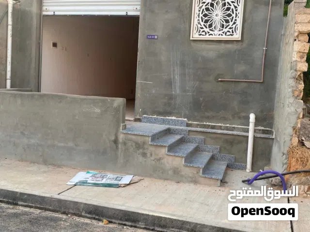 محل او مخزن للايجار ف سوق جمعة ب2500 دل قابل لنقاش يوجد به دورة مياة لتواصل وتساب ع رقم جادين فقط.