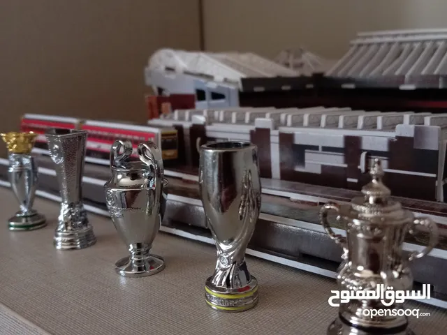 كؤوس صغيره الحجم تذكرك في بطولات ناديك المفضل تقدر تاخذ الخمسه كلها او تاخذ بالحبه زي ماتحب والتوصل