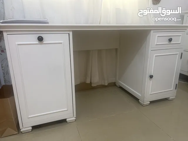 (مكتب أبيض )