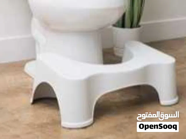 قاعدة رفع الأرجل هي أداة تستخدم لرفع القدمين أثناء الجلوس، خاصة على المرحاض، بهدف تحسين وضعية الجسم