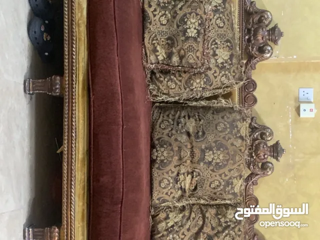 للبيع طقم كنب وطاوله سفره خشب لاتيه