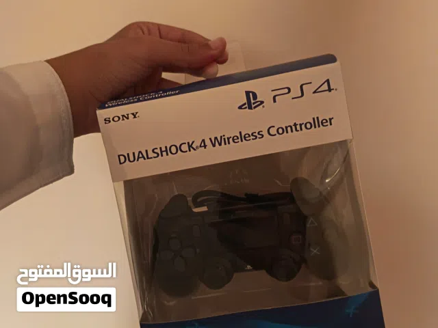 مجموعه من أجهزه PS4 4 و أشرطة للبيع نظيفه أمورها طيبه