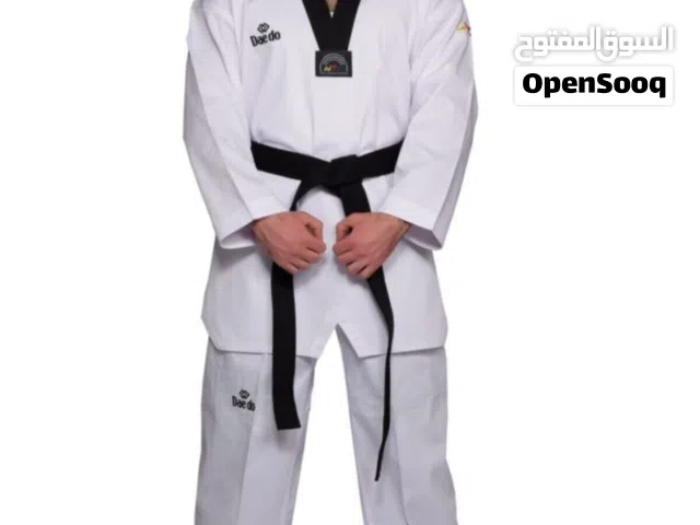 بدلة Taekwondo  خاصة بالـ Daedo، وغالبًا بدلة تدريب/منافسات ياقة سوداء (Black V-nec