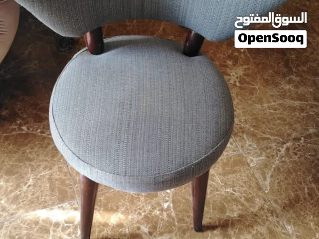 كرسي عدد 70 سعر الكرسي 25دينار  طولة عدد50 سعر الحبه 25دينار