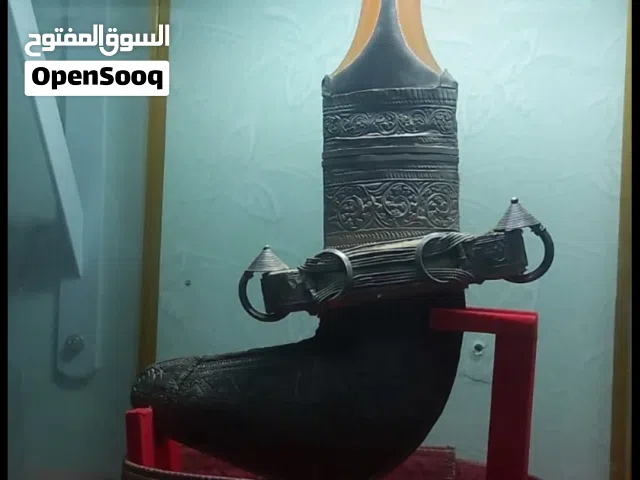 خنجر تراثية واقف الحكي عنها