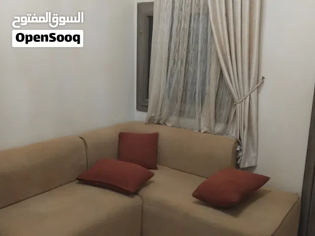 عندي صالون حرف L وبالستارة متعة وفرشة وستار مدخل  وكاترو  مع بعض نضاف هلبة وسعرهم كزيوني هلبه
