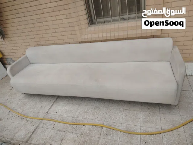 كنبة أبيض أو بيج طويلة للبيع