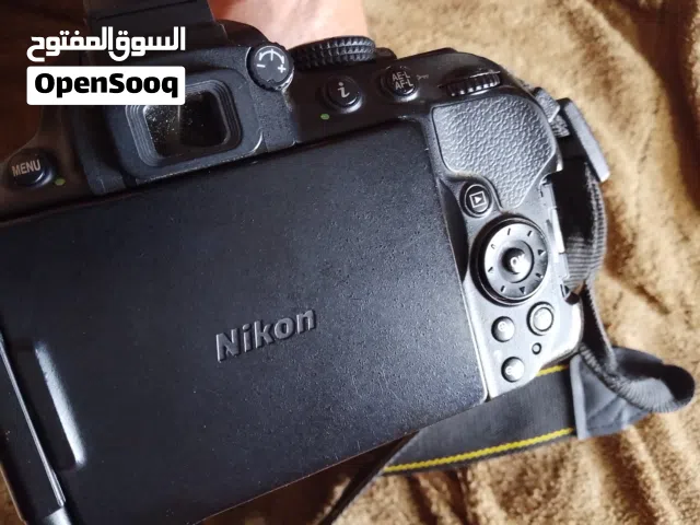 الات موسيقية وكمرات تصوير