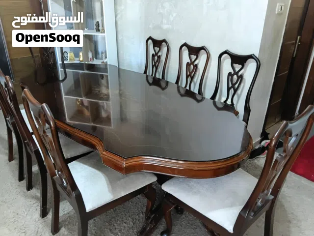 طاولة سفرة خشب بلوط و زان للبيع بداعي السفر 8 كراسي نظيفة جدا كما في الصور تماما