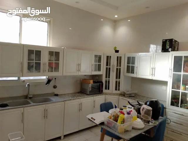 مطبخ جديد 5متر تقريباً استخدام 3 أشهر فقط مافيه أي مشاكل نظيف جدا والصامل ان شاء الله براعيه بالسعر