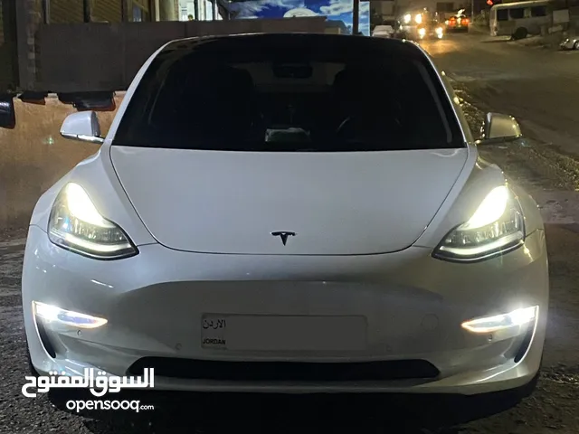 Tesla model 3 2019 للبيع بحالة ممتازة فحص 4 جيد للبيع او البدل على سيارة لغاية 9000 دينار ودفع الفرق