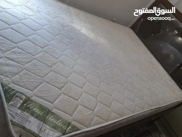 سرير للبيع مع الماترس