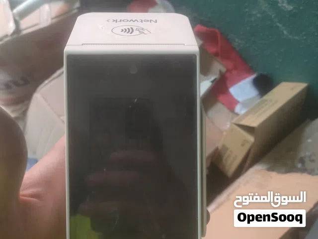دفع إلكتروني (POS) بيضاء اللون، ويبدو أنها تعمل بنظام أندرويد