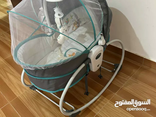 للبيع تخت بيبي وكرسي سيارة