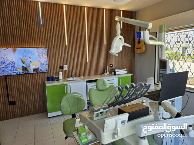 مطلوب طبيب عام او اخصائي داخل مركز اسنان بين الرابيه والشميساني على شارع الشريف ناصر بن جميل مباشرة