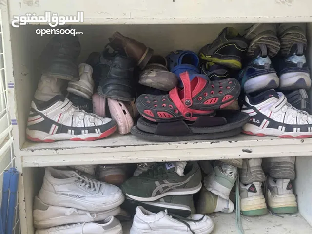 خزانه خشب ثقيل ثقيل خاليه من الكسور والعيوب بحاجة فقط إلى رشة دهان نستخدم لكل شي