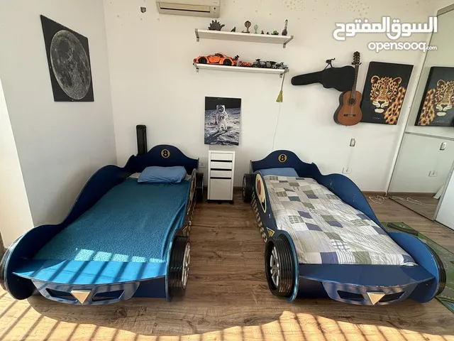 سرير أطفال شكل سيارة عدد 2 للبيع
