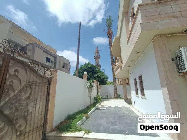 فيلا دورين للإيجار - بن عاشور* *المواصفات:* - *المساحة:* دورين - *الغرف:* 8 غرف - *الحمامات:* 3