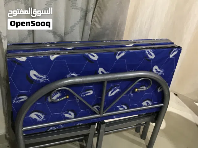 للبيع: سرير حديد قابل للطي – الراحة والمتانة في مكان واحد!