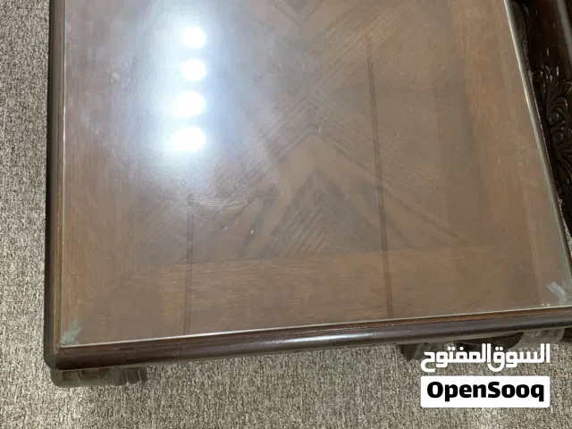 3 طاولات خشب مستعملة بشبه الجديد لون بني