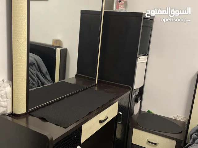 تخت مع 2 كوميدينا ومراي وتوابع 110 دينار وأخرى