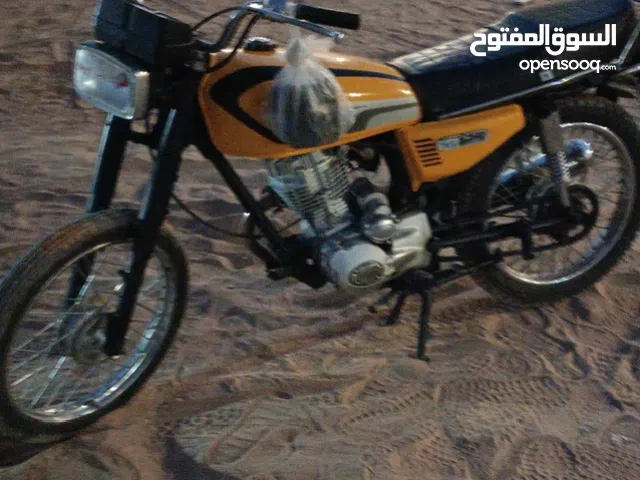 أهلاً أصدقائي، هذه دراجة هوندا موديل 2017، لونها أصفر، سعرها 400 ألف دينار عراقي فقط. تفضلوا بزيارتن