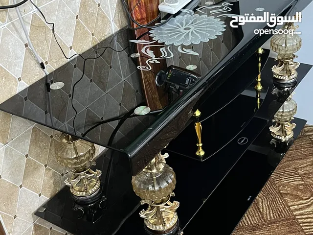طاولة قزاز بحالة ممتازة جدًا قابلة للفك والتركيب بحالة الجديد ونوع القزاز ممتاز