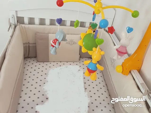 سرير طفل مع الحواجز و غطاء حماية وشراشف ولعبة / baby cot with covers and toy