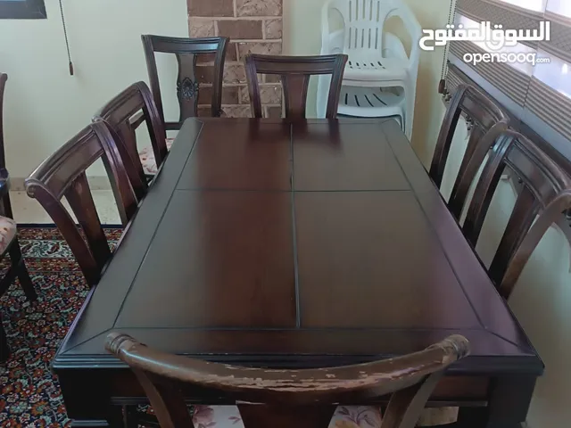 طاولة سفرة 8 كراسي بحاله جيده للبيع في الرصيفه حي الرشيد