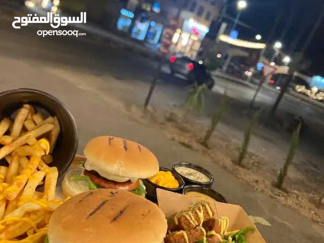 مطعم للبيع بمكان حيوي وقوي جدا مدخل لواء بني كنانة على دوار قوسة سما الروسان مقابل حلويات قصر الصنوب