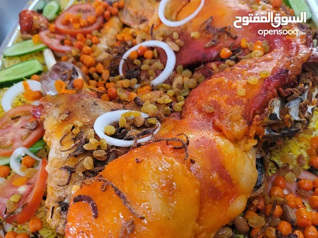 يمني متميز في تحضير اطعام بنواعه