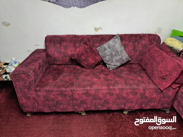 عفش نظيف بداعي الترحيل للبيع المستعجل بسعر جيدمكون من خزانه وكومدينه عدد 2وتخت مجوز مع فرشه