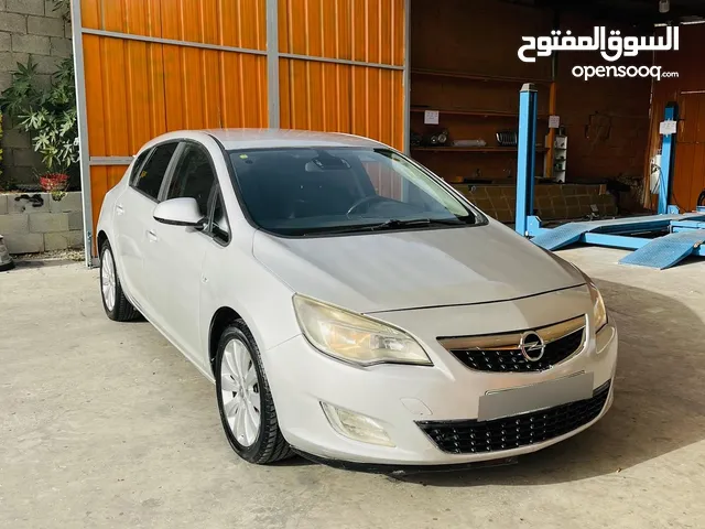 اوبل استرا موديل 2011 جير عادي للبيع كاش او نص بنص