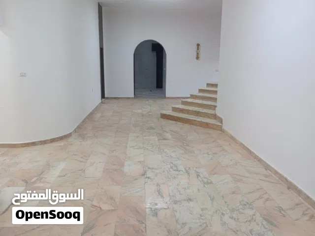 فيلا خدمية ضخمة للإيجار الشهري - تصلح أي نشاط إداري أو تعليمي - طريق المطار حي غرغور موقع ممتاز