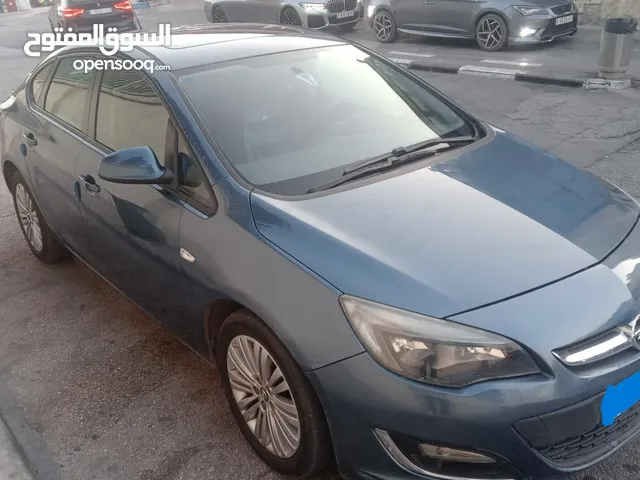 أوبل أسترا 2015 أوتاماتيك ماتور 1400 سي سي تيربو فتحة بالسقف لون أزرق