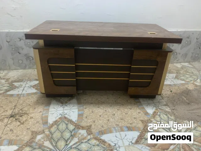 ميز مكتبي ثقيل