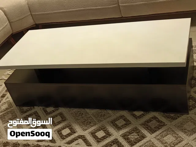 طاولة مستطيلة جديدة تماماً للبيع التصميم عصري وجميل جداً، سبب البيع هوعدم تناسق اللون مع أثاث المنزل